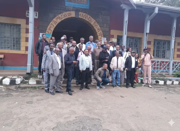Alumni in front of the main Medsh building
